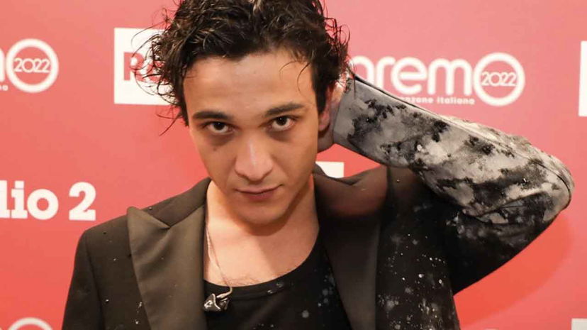 Tananai bacia un ragazzo in video e parla del suo orientamento preview