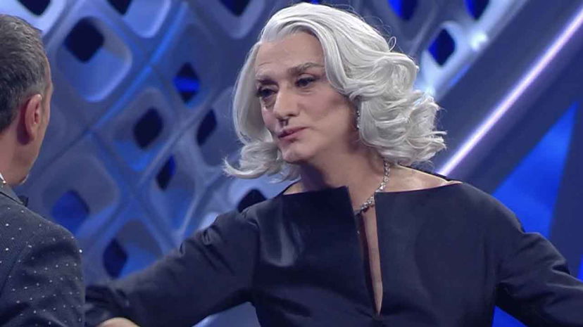 Drusilla Foer si commuove per le parole di Michele Bravi, poi risponde a tono ad una freddura di Iva Zanicchi preview