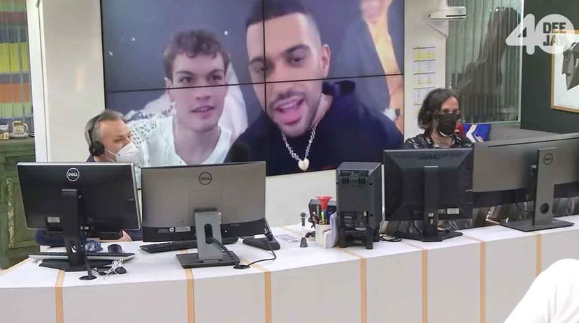 Mahmood si collega con Radio Deejay ma qualcosa va storto (e la colpa è di Blanco) preview