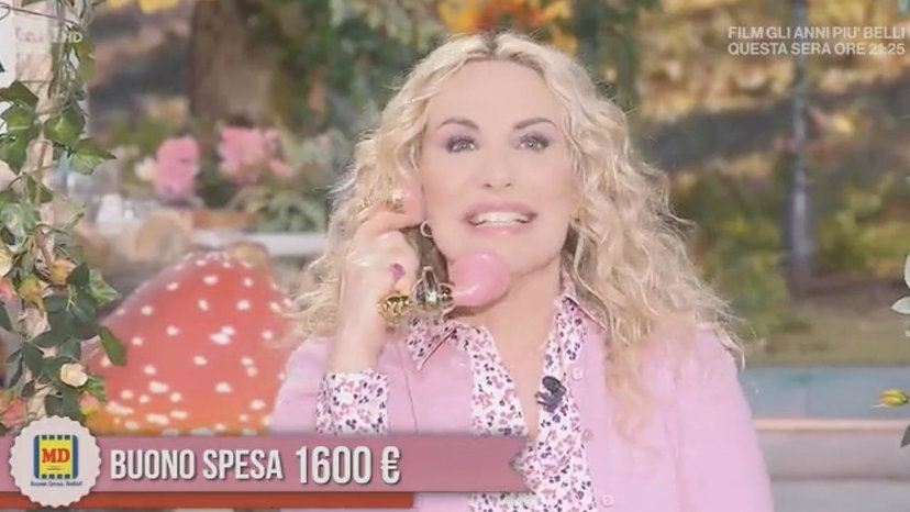 Telespettatrice crede di chiamare I Fatti Vostri, ma si collega con la Clerici: la reazione preview