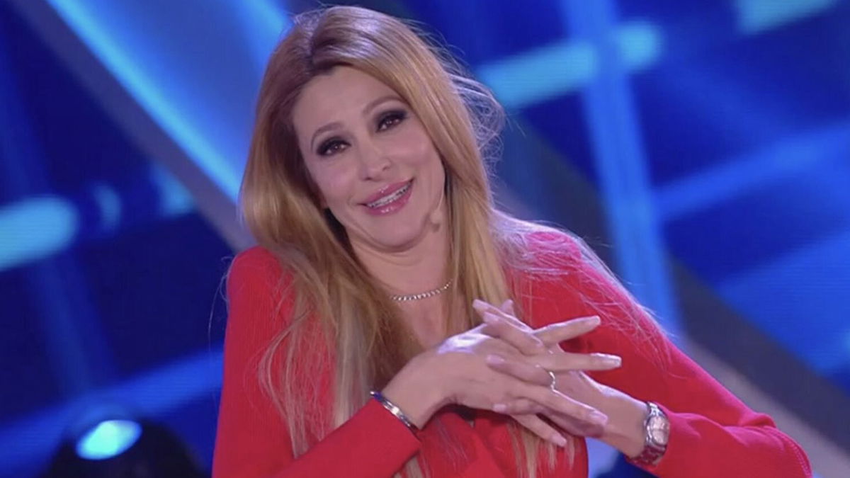 Adriana Volpe stroncata da un’ex gieffina: “Opinionista senza opinioni, meglio Sonia Bruganelli” article-post
