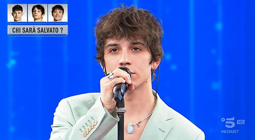 Alex dedica una canzone a Cosmary e lei risponde preview