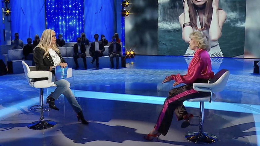 Amanda Lear fa una brutta battuta a Domenica In, Mara Venier prende le distanze preview