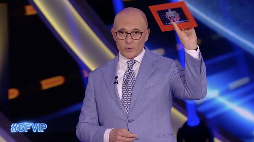 Grande Fratello Vip, concorrente transgender verso il cast: parla Alfonso Signorini preview