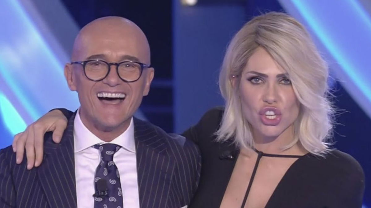 Blasi e la frecciatina a Signorini: “Da opinionista a conduttore è un attimo” article-post