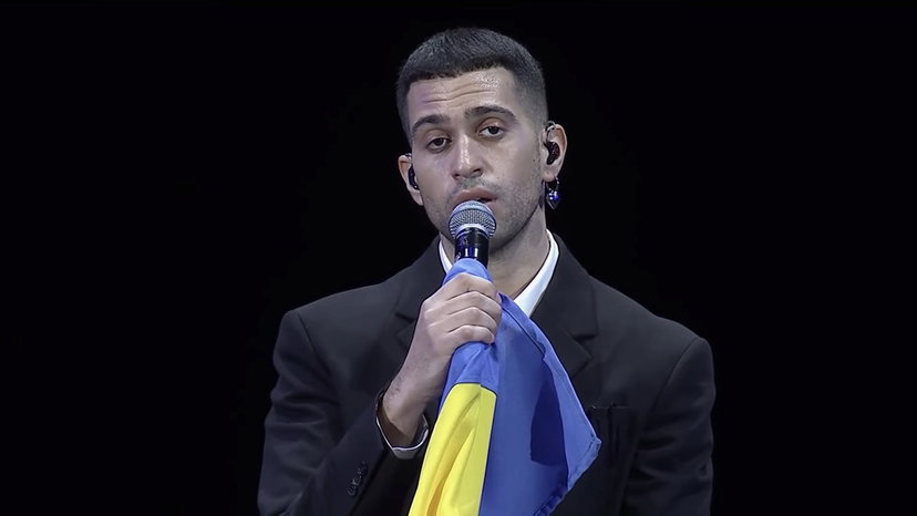 Brividi, Mahmood canta a Dubai stringendo la bandiera dell’Ucraina: discorso contro la guerra preview