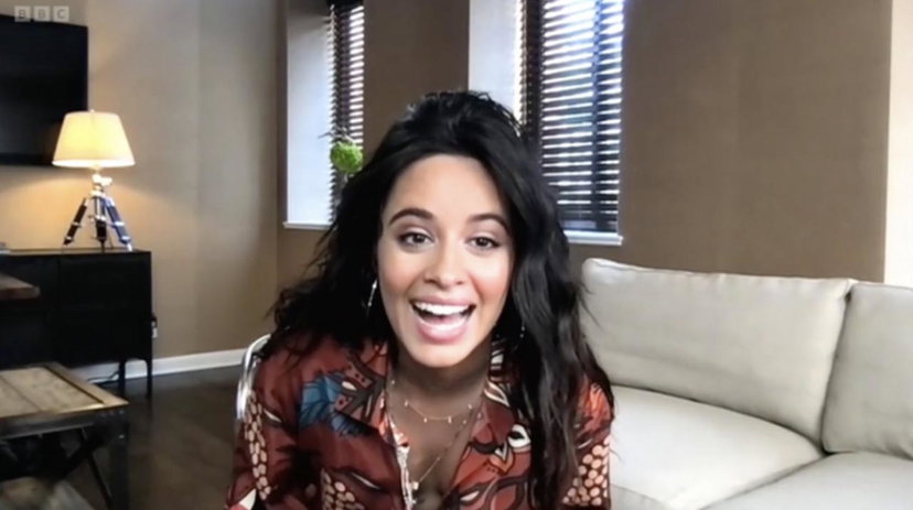 Camila Cabello mostra in tv qualcosa che non avrebbe dovuto mostrare preview