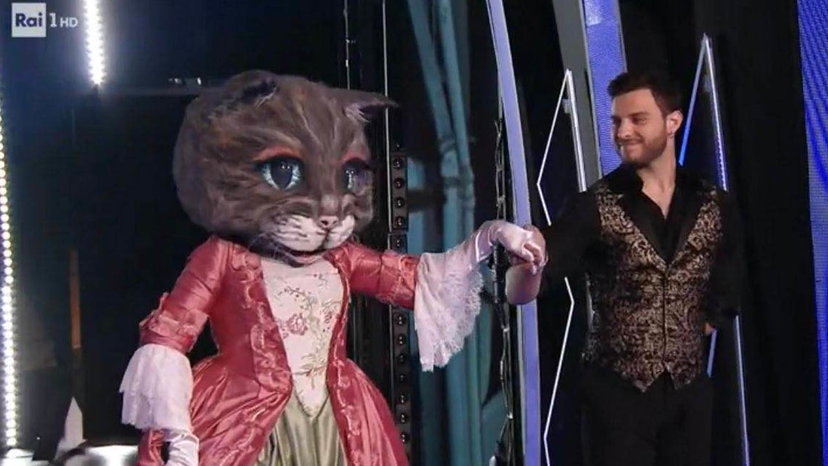 Gatta eliminata a Il Cantante Mascherato: ecco chi c’era sotto la maschera preview