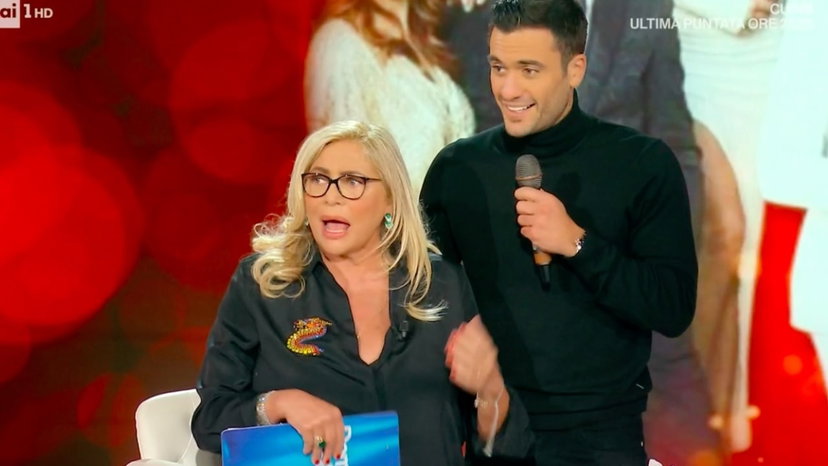 Mara Venier si indispettisce per la battuta di Pierpaolo Pretelli, lui fa un passo indietro e rettifica preview