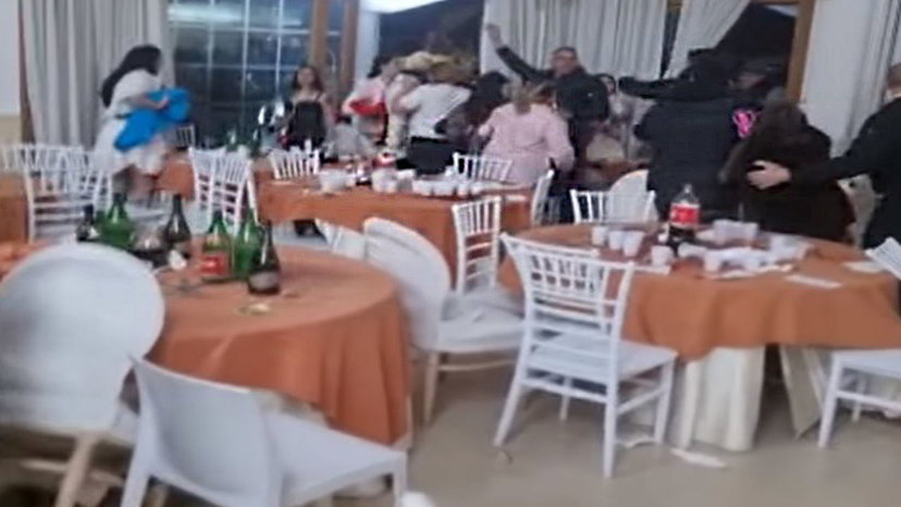 Napoli: rissa in un ristorante per la festa della donna, volano tavoli, sedie e bottiglie preview