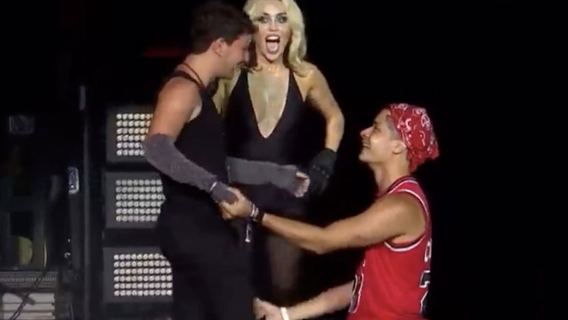 Miley Cyrus: proposta di matrimonio durante il concerto, la sua reazione è iconica preview