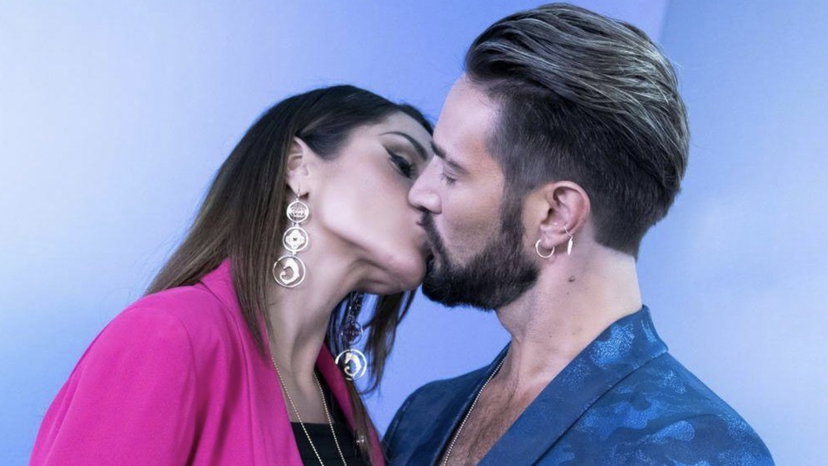 Alex Belli rivela i nomi (strani) che darà ai suoi figli e attacca chi discrimina: “Siamo una coppia aperta e quindi?!” preview