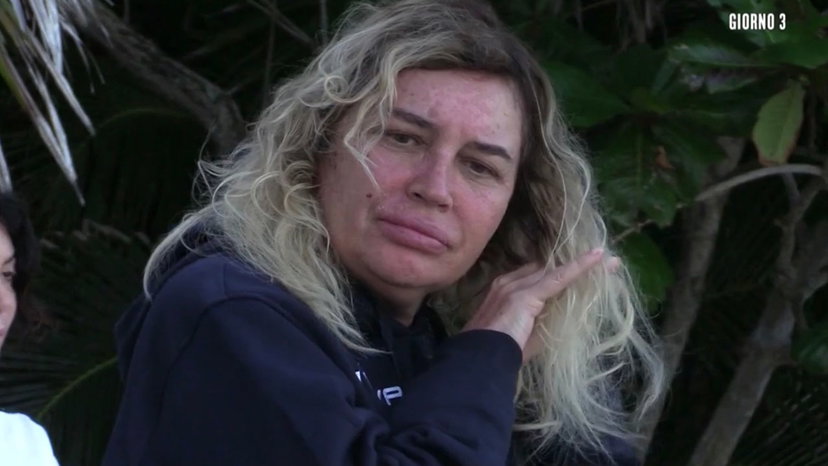 Lory Del Santo, la mamma di Marco Cucolo la punzecchia: “Lo fa sembrare un bambolotto” preview