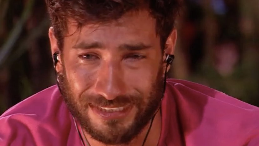 Roger Balduino confessa un suo segreto e piange a L’Isola dei Famosi: “Se parlo troppo sono guai” preview