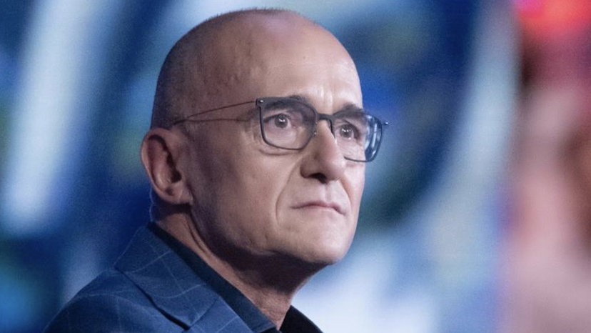 Signorini spiega la sua cicatrice in testa e svela come si chiama su Grindr preview