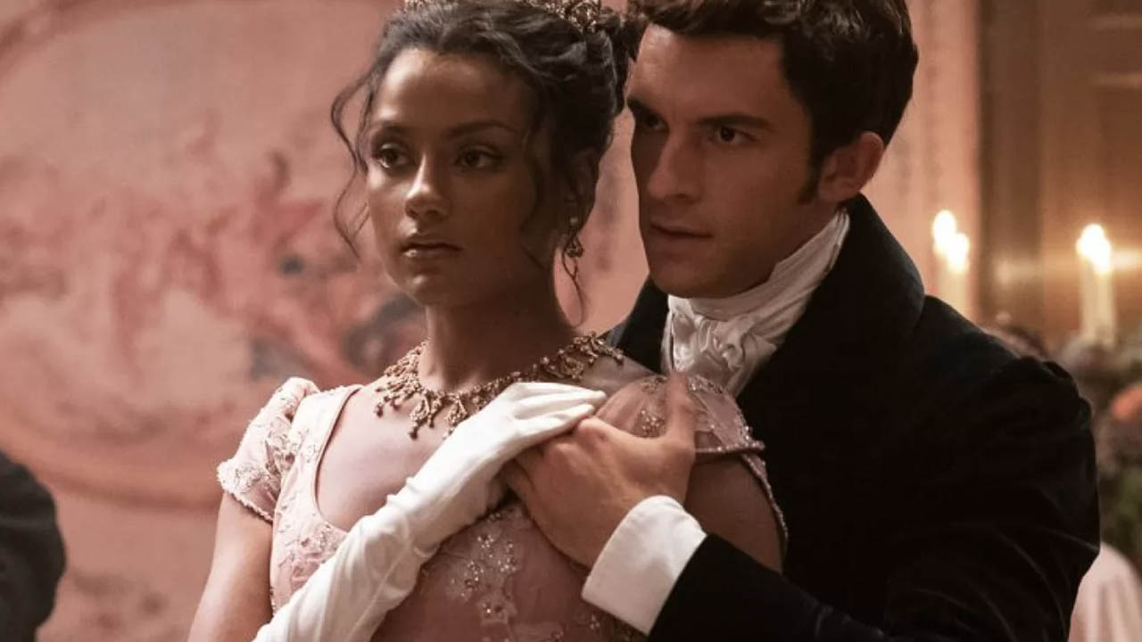 Simone Ashley e Jonathan Bailey: l'attrice parla delle scene d'amore e fa un'anticipazione sulla terza stagione