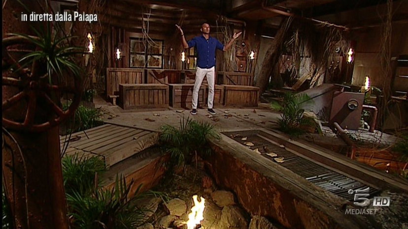 Ex naufrago fruga nell’immondizia per sopravvivere: “La tv mi ha gettato dopo avermi sfruttato” preview