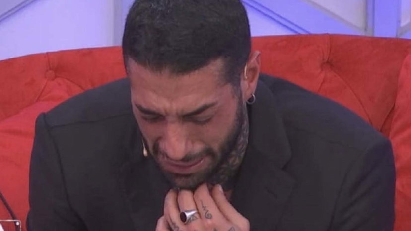 Chiofalo vittima di una truffa da 10 mila euro e un fan gli offre soldi in cambio di una cosa particolare preview