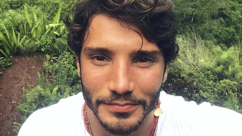 De Martino beccato con Belen, l’attacco di un collega: “Lavora grazie a lei” preview