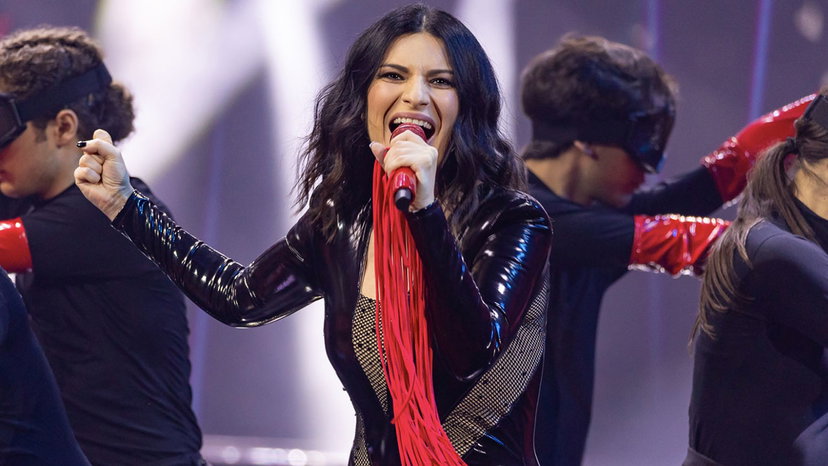 Uno Mattina, body shaming contro Laura Pausini: “Vestita senza tenere conto della bilancia” preview