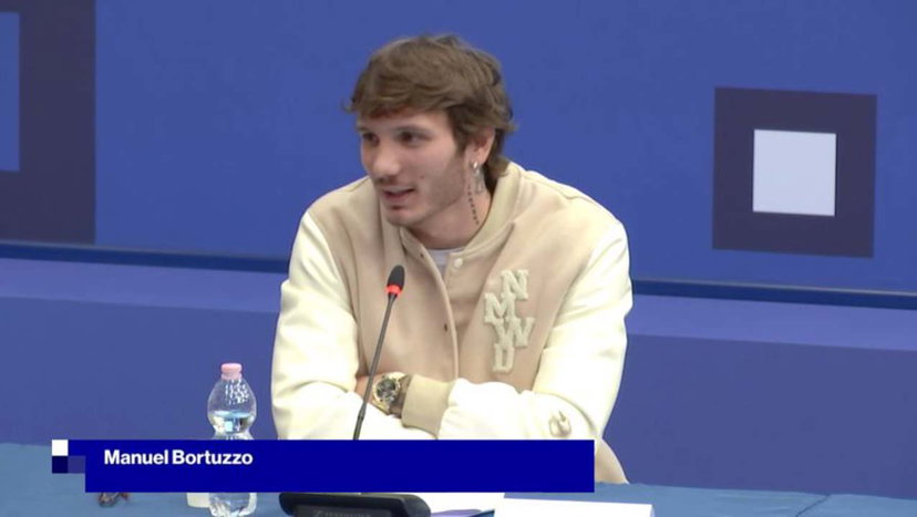 Giornalista fa una domanda a Manuel su Lulù, ma si rifiuta di rispondere “no grazie sono qui per altro”. La reazione del padre preview