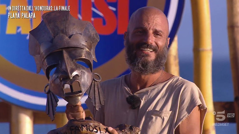 Ilary prende in giro il premio dato a Vaporidis: “Il più brutto della storia”, Alvin la riprende: “È un’opera d’arte!” preview