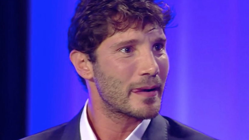 Stefano De Martino svela come va con Belen e poi viene baciato da un uomo preview