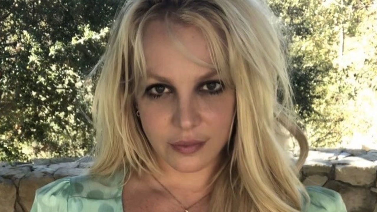 Britney Spears ferma con la Mercedes