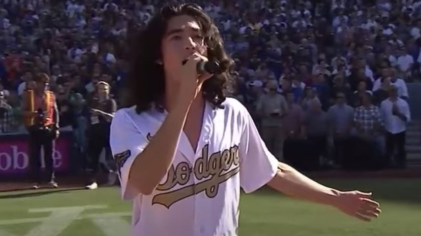 Conan Gray canta l’inno nazionale americano e viene massacrato: “Peggio di Fergie” preview