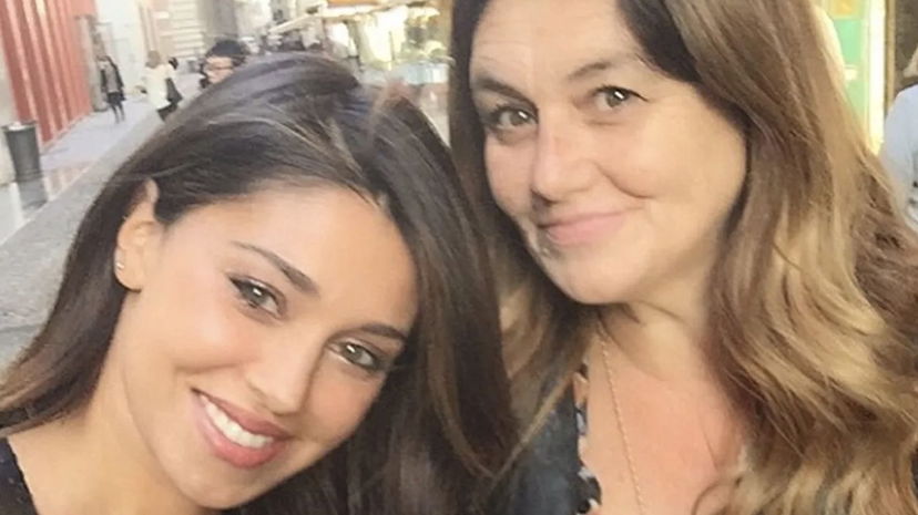 La madre di Belen commenta una foto con Stefano e risponde a un hater della figlia preview