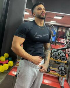 Manny Hp: l'italiano che spacca i cocomeri con le mani ha aperto OF