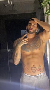 Manny Hp: l'italiano che spacca i cocomeri con le mani ha aperto OF