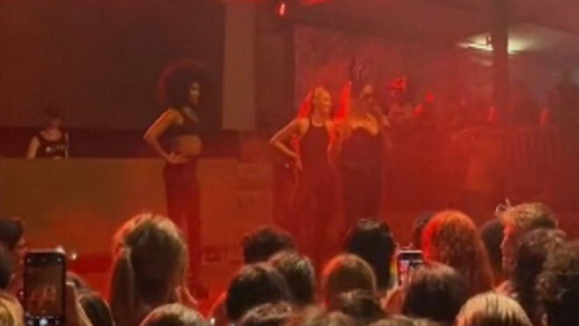 Myss Keta minaccia di interrompere un concerto a causa di un coro sessista preview