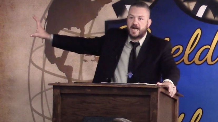 Pastore omofobo: “I gay vanno uccisi, lo dice Dio. Sono rettiliani vanno sterminati” preview