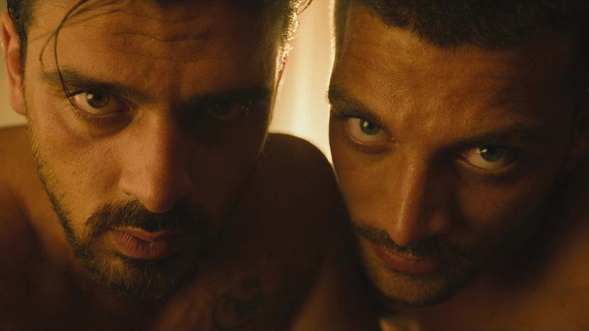 Simone Susinna e Michele Morrone commentano il bacio che si sono dati (in maniera molto diversa) preview