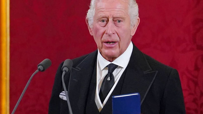 Re Carlo, parla un ex maggiordomo: “Si fa stirare i lacci delle scarpe e non mette dentifricio sullo spazzolino” preview