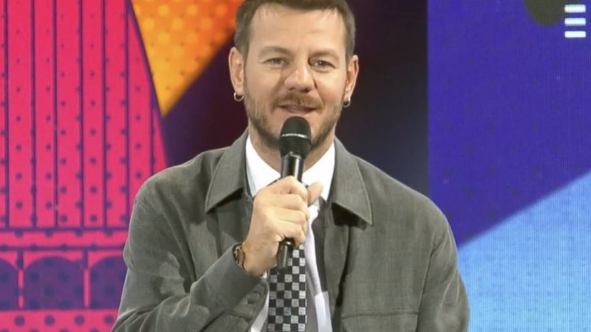 Cattelan debutta su Rai2 con un’altra edizione (con titolo diverso) di E Poi C’è Cattelan preview