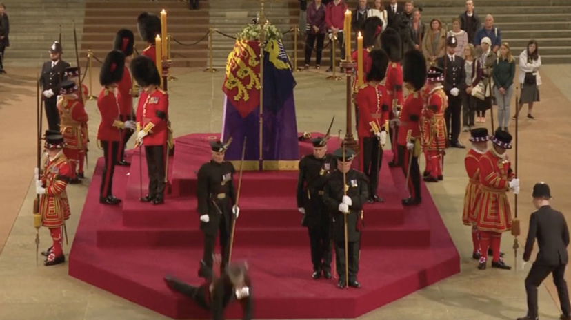 Guardia reale sviene davanti alla bara della Regina Elisabetta preview