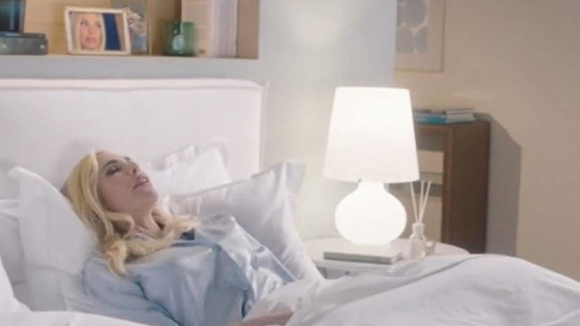 Ilary Blasi, nello spot di Lenor spariscono (anche) le foto con Totti preview