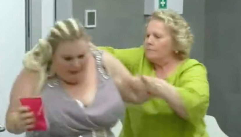 Katia Ricciarelli si infuria e prende per i capelli un’attrice a Scherzi A Parte preview
