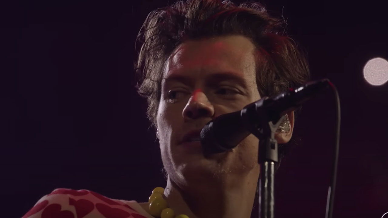 Styles parla dello sputo a Chris Pine
