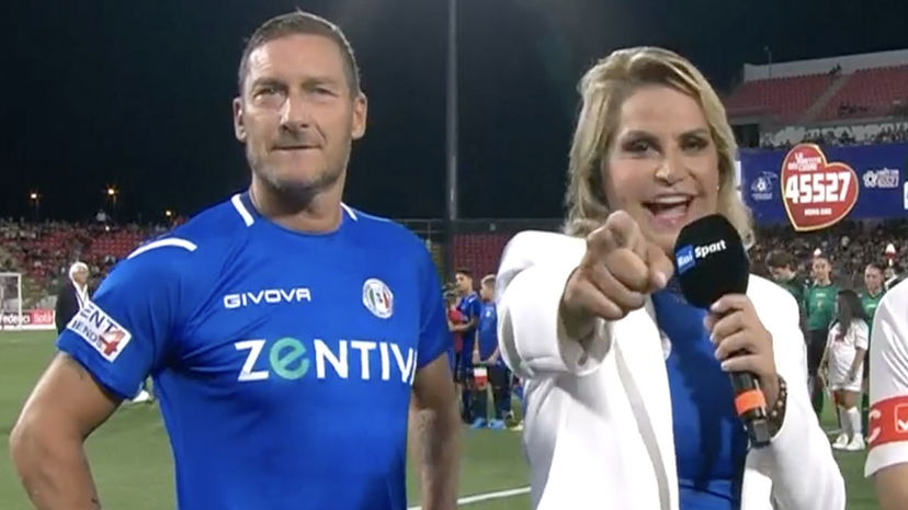 Totti torna in tv e risponde a Simona Ventura: “Io quest’estate?” preview