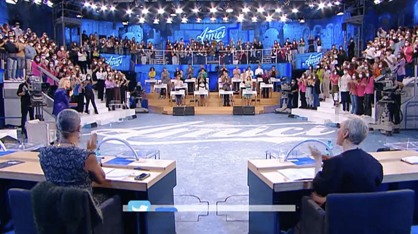 Anticipazioni Amici, eliminato e due nuove coppie: “Si sono baciati” preview