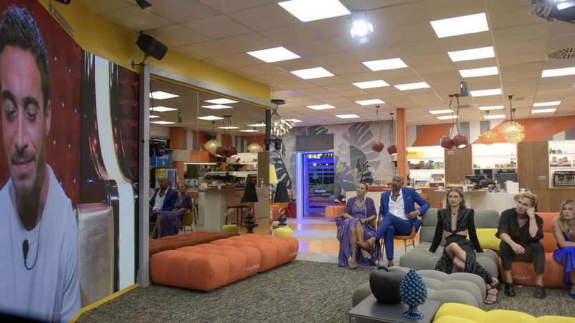 Codacons denuncia i vipponi: “Indagare per violenza privata i responsabili rischiano 4 anni di carcere” preview