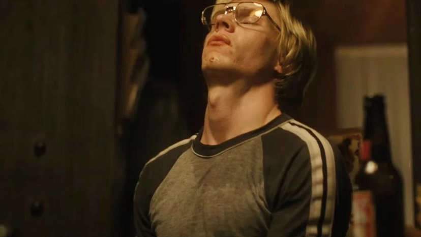 Evan Peters svela alcune curiosità su come si è preparato a interpretare Jeffrey Dahmer preview