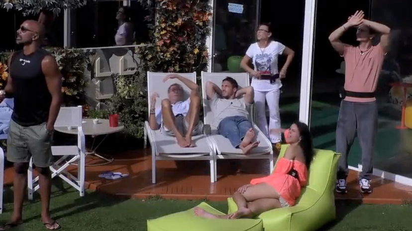 Marco Bellavia, passa un aereo per lui: le diverse reazioni dei gieffini preview