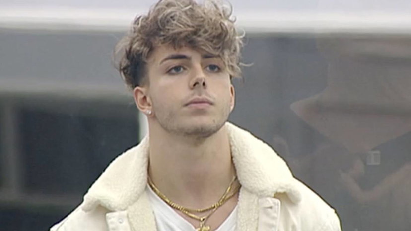 Mattia Zenzola ad Amici discute con la costumista che sbotta: “Stai mettendo in dubbio il mio lavoro?” preview