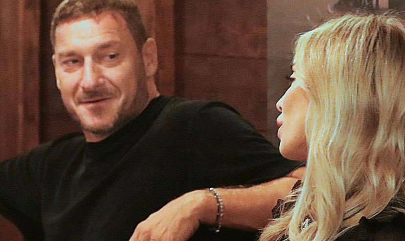 Noemi e Totti a cena insieme hanno sfoggiato l’anello di fidanzamento preview