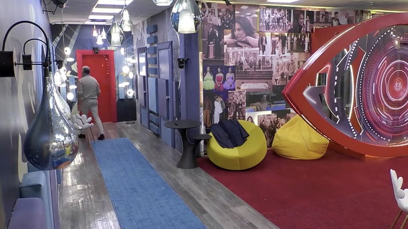 Rissa sfiorata nella casa del GF Vip: immagini mai viste, parla Signorini preview