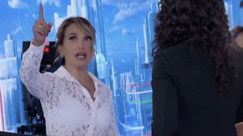 Scherzo a Barbara d’Urso che sbrocca contro un’altra conduttrice: “Toglietemi questa pazza!” preview